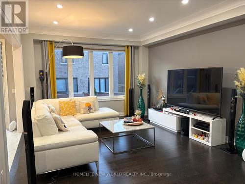 143 Mondial Crescent, East Gwillimbury, ON - Indoor Photo Showing Living Room