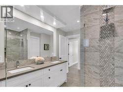 Luxurious main bathroom - 