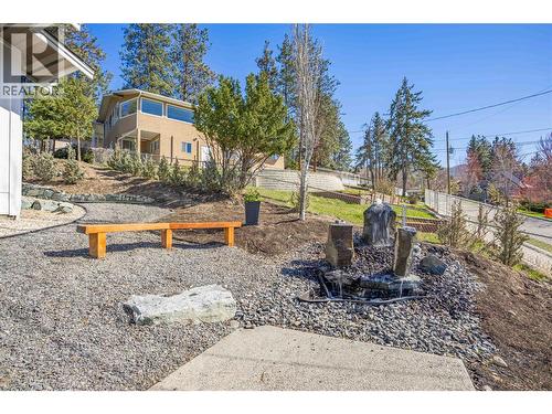 Entrance water feature - 488 Sheila Crescent, Kelowna, BC - Outdoor