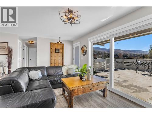 488 Sheila Crescent, Kelowna, BC - Indoor Photo Showing Living Room