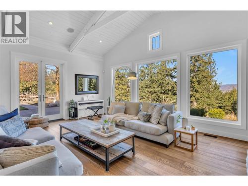 2376 Saucier Road, Kelowna, BC - Indoor Photo Showing Living Room