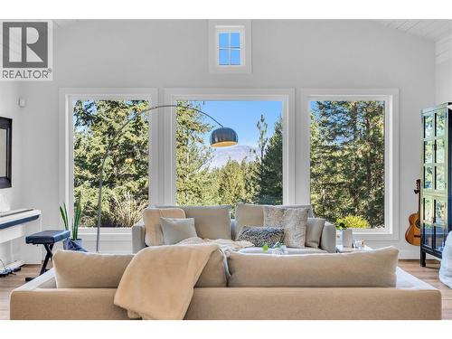 2376 Saucier Road, Kelowna, BC - Indoor Photo Showing Living Room