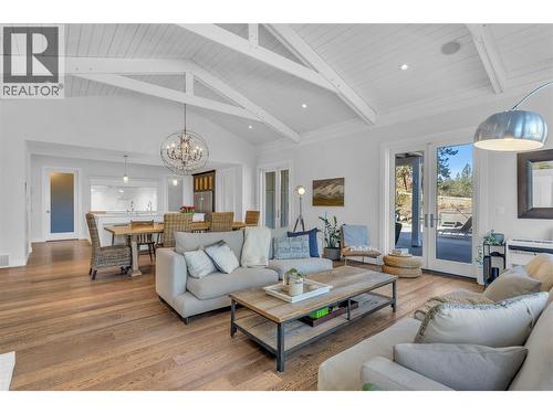 2376 Saucier Road, Kelowna, BC - Indoor Photo Showing Living Room