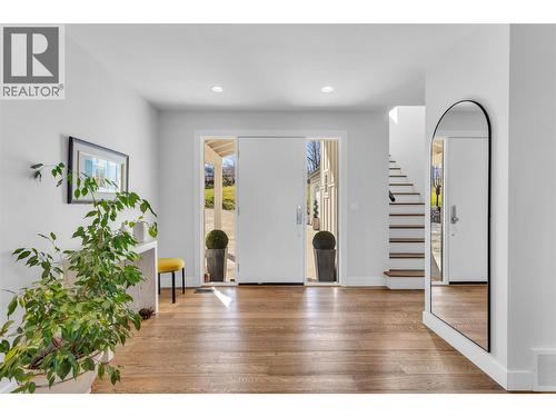 Natural lIght flows through the home - 2376 Saucier Road, Kelowna, BC - Indoor