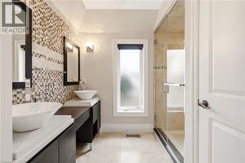 991 Glenwood Avenue, Burlington, ON - Indoor Photo Showing Bathroom