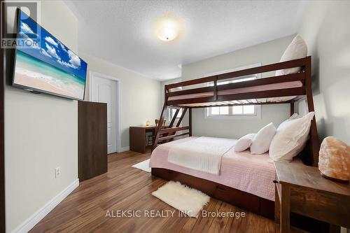 33 Hillpath Crescent, Brampton, ON - Indoor Photo Showing Bedroom