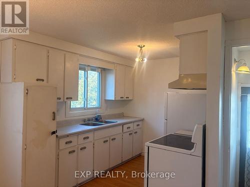 106 Hillmer Road, Cambridge, ON - Indoor Photo Showing Kitchen With Double Sink