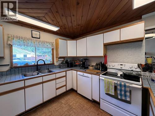 4630 Highway 3A Highway, Nelson, BC - Indoor Photo Showing Kitchen With Double Sink