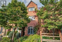 185 LIPPINCOTT STREET Toronto, ON M5S 2P3