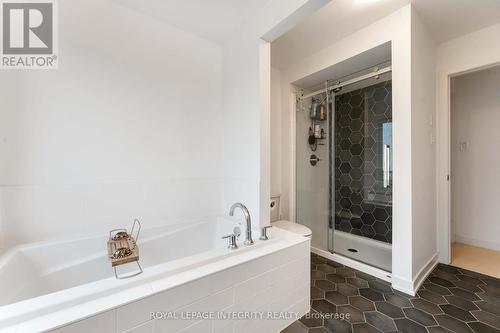 221 Finsbury Avenue, Ottawa, ON - Indoor Photo Showing Bathroom