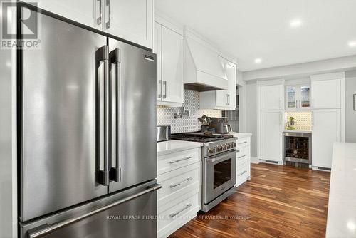 1078 Augustus Drive, Burlington, ON - Indoor Photo Showing Kitchen With Upgraded Kitchen