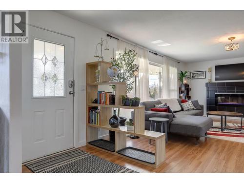 9811 Venables Drive, Vernon, BC - Indoor Photo Showing Living Room