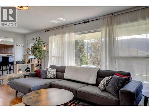 9811 Venables Drive, Vernon, BC - Indoor Photo Showing Living Room