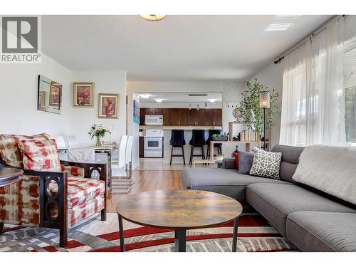 9811 Venables Drive, Vernon, BC - Indoor Photo Showing Living Room