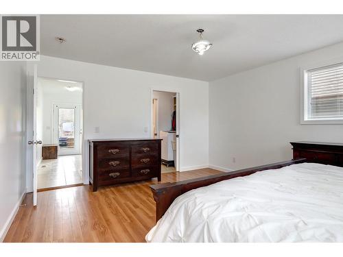 9811 Venables Drive, Vernon, BC - Indoor Photo Showing Bedroom