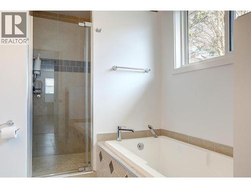 9811 Venables Drive, Vernon, BC - Indoor Photo Showing Bathroom