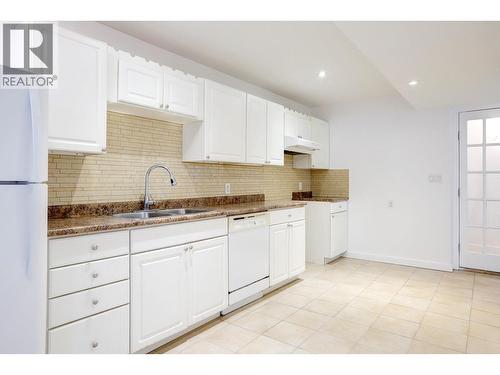 9811 Venables Drive, Vernon, BC - Indoor Photo Showing Kitchen With Double Sink