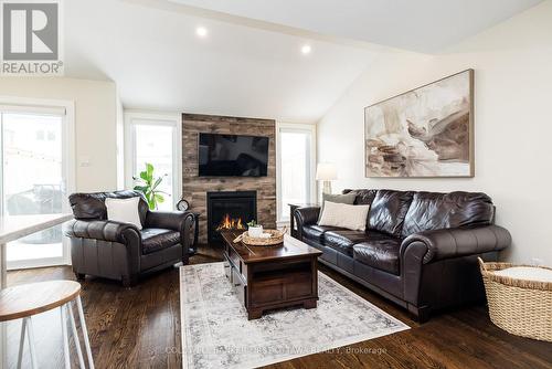 211 Purchase Crescent, Ottawa, ON - Indoor Photo Showing Living Room With Fireplace