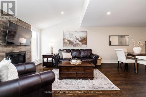 211 Purchase Crescent, Ottawa, ON - Indoor Photo Showing Living Room