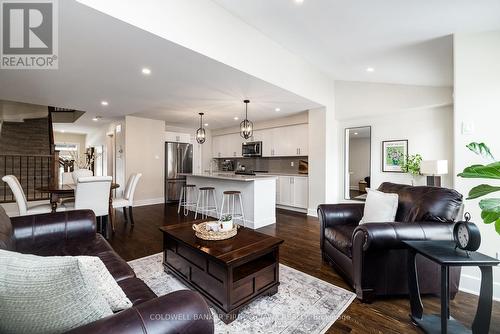 211 Purchase Crescent, Ottawa, ON - Indoor Photo Showing Living Room