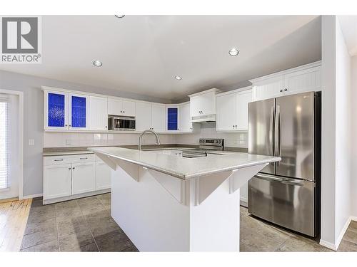Island can seat 4 bar stools - 546 South Crest Drive Lot# 1, Kelowna, BC - Indoor Photo Showing Kitchen With Upgraded Kitchen
