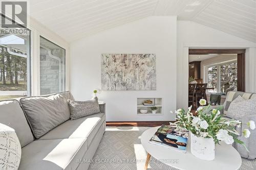 1189 Britannia Road, Burlington, ON - Indoor Photo Showing Living Room