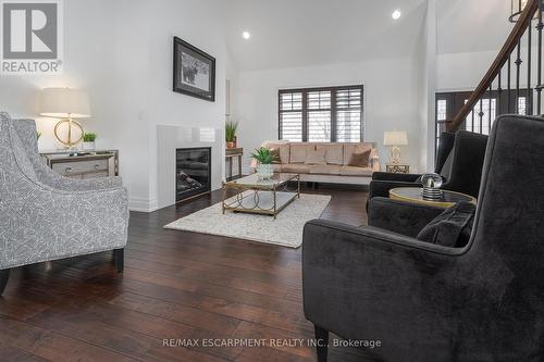 400 Hamilton Drive, Hamilton, ON - Indoor Photo Showing Living Room With Fireplace