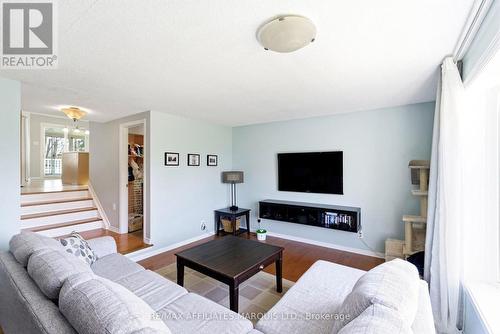 884 Kenyon Crescent, Cornwall, ON - Indoor Photo Showing Living Room
