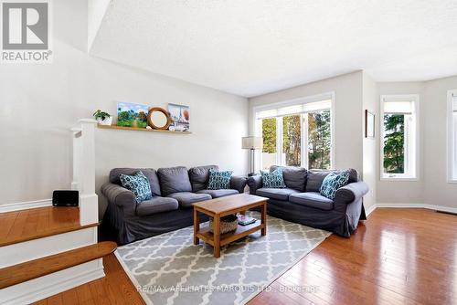 884 Kenyon Crescent, Cornwall, ON - Indoor Photo Showing Living Room