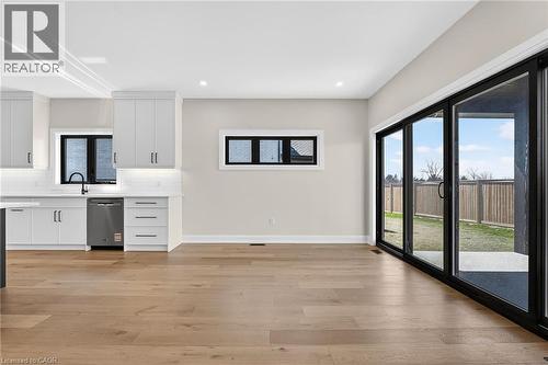 6192 Curlin Crescent, Niagara Falls, ON - Indoor Photo Showing Kitchen