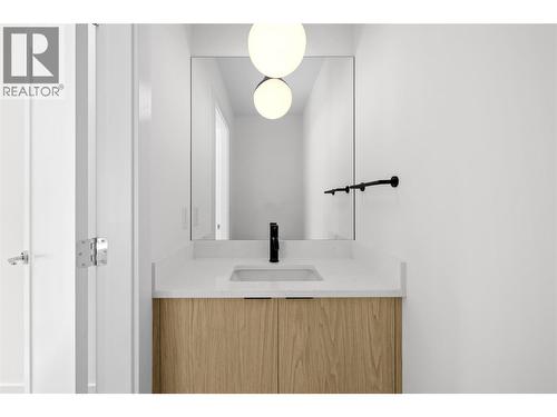 1455 Cara Glen Court Unit# 129, Kelowna, BC - Indoor Photo Showing Bathroom