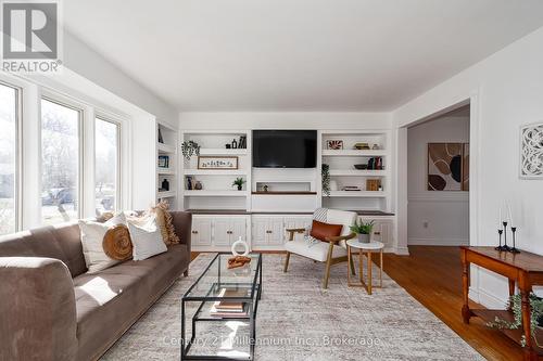22 Dickson Road, Collingwood, ON - Indoor Photo Showing Living Room