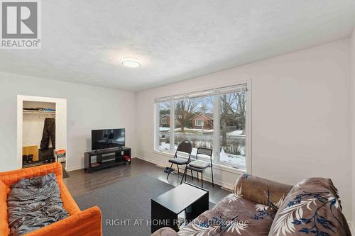 1274 Cobden Road E, Ottawa, ON - Indoor Photo Showing Living Room