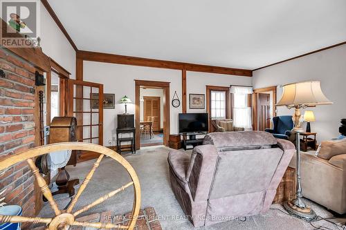 141 Mount Albion Road, Hamilton, ON - Indoor Photo Showing Living Room