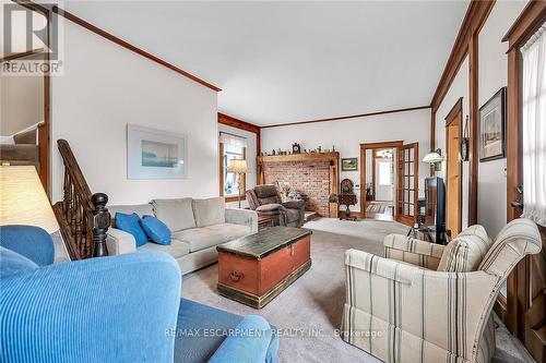 141 Mount Albion Road, Hamilton, ON - Indoor Photo Showing Living Room