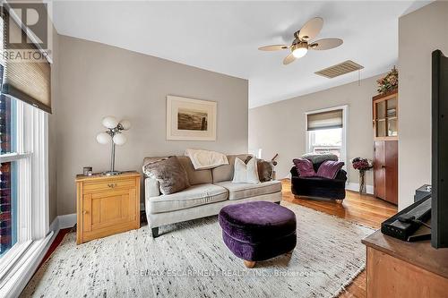 141 Mount Albion Road, Hamilton, ON - Indoor Photo Showing Living Room