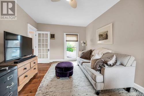 141 Mount Albion Road, Hamilton, ON - Indoor Photo Showing Living Room