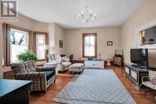 141 Mount Albion Road, Hamilton, ON - Indoor Photo Showing Living Room