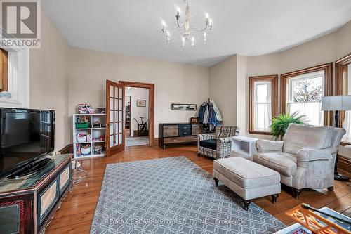 141 Mount Albion Road, Hamilton, ON - Indoor Photo Showing Living Room