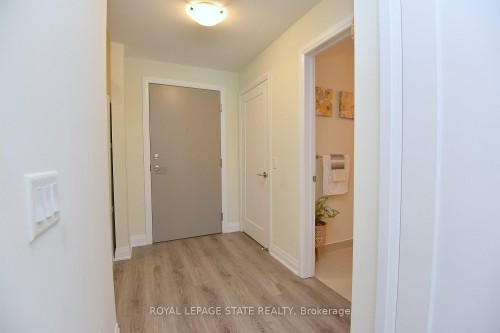 145-16 Concord Place, Grimsby, ON - Indoor Photo Showing Other Room