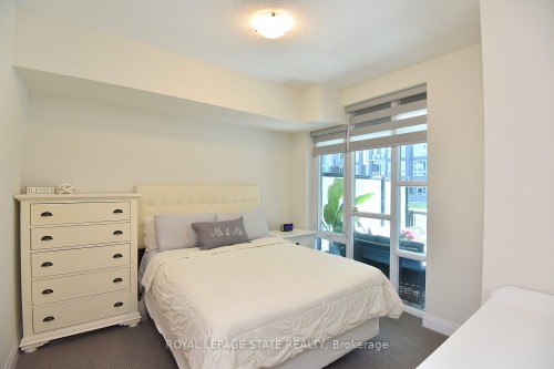 145-16 Concord Place, Grimsby, ON - Indoor Photo Showing Bedroom