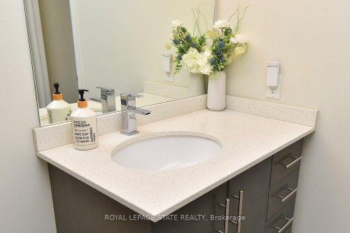 145-16 Concord Place, Grimsby, ON - Indoor Photo Showing Bathroom