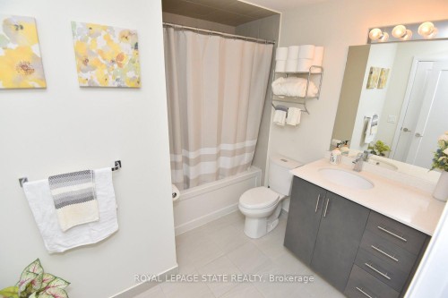 145-16 Concord Place, Grimsby, ON - Indoor Photo Showing Bathroom