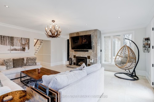 18 Elder Crescent, Hamilton, ON - Indoor Photo Showing Living Room With Fireplace