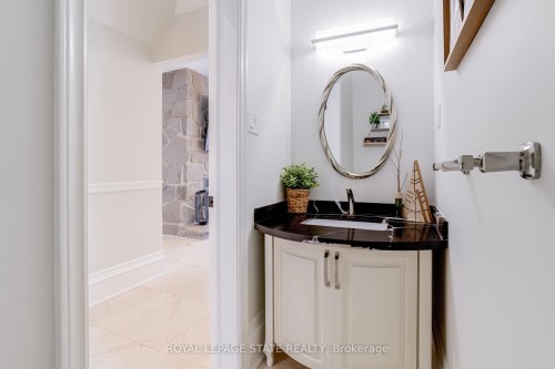 18 Elder Crescent, Hamilton, ON - Indoor Photo Showing Bathroom