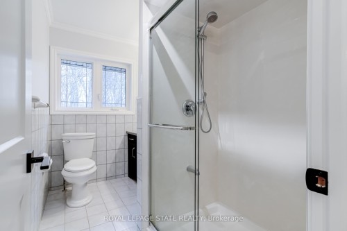 18 Elder Crescent, Hamilton, ON - Indoor Photo Showing Bathroom