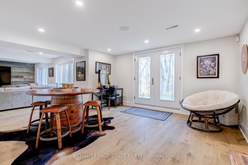 18 Elder Crescent, Hamilton, ON - Indoor Photo Showing Dining Room