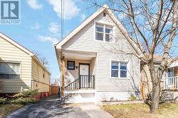 54 WEIR STREET S  Hamilton, ON L8K 3A4