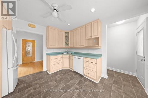 777 Cork Street, Ottawa, ON - Indoor Photo Showing Kitchen