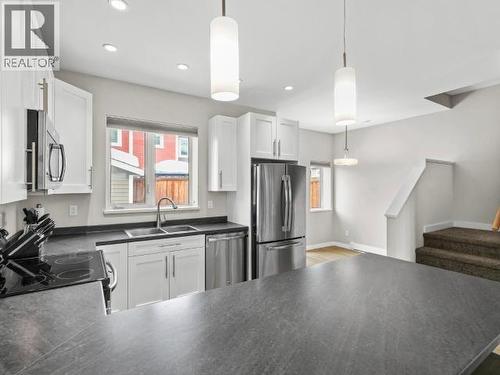 31-85 Aksala Drive, Whitehorse, YT - Indoor Photo Showing Kitchen With Double Sink With Upgraded Kitchen